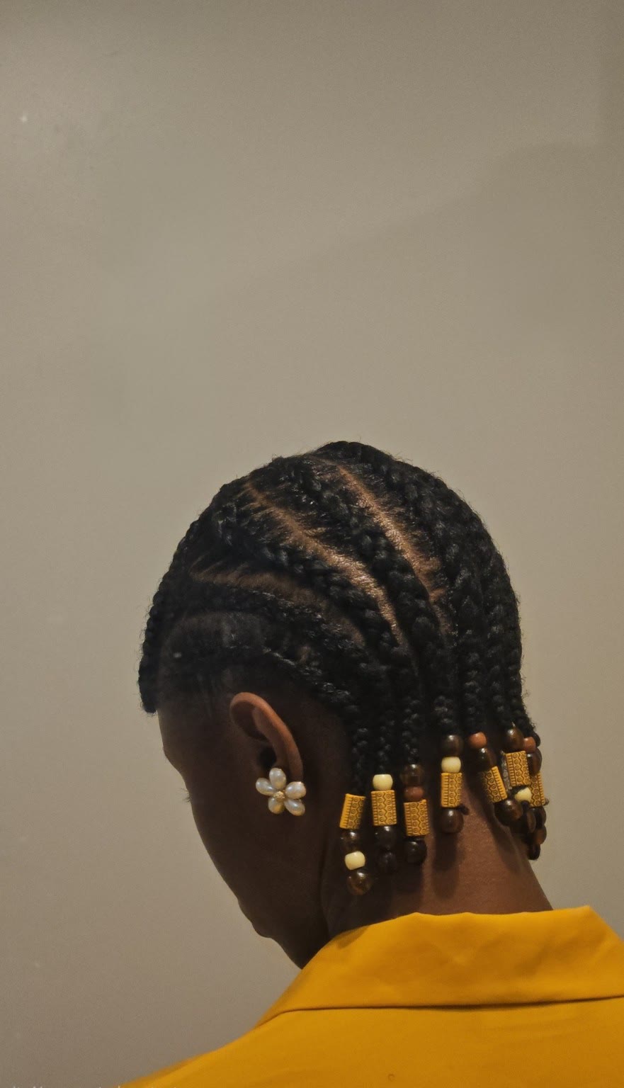 Cornrows sculptées perlées réalisées par Izzy